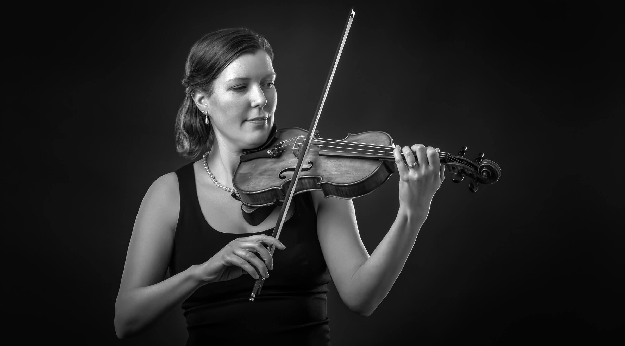 black-and-white-portrait-violin-player